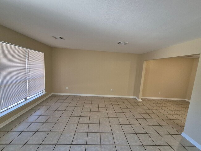 Foto del edificio - 5907 Deer Lake Dr