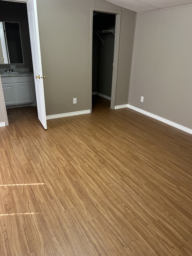 Foto del edificio - 300 Murls Lake Rd