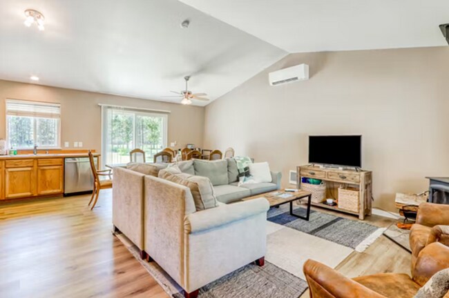 Foto del edificio - Fabulous Three Rivers Home on 1/2 acre!