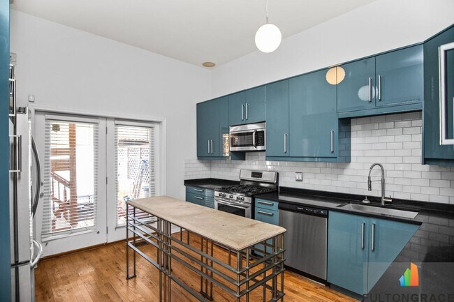 Foto del edificio - 2744 W Warren Blvd