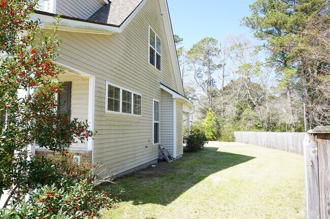 Foto del edificio - This lovely 4BR/2.5BA is located off Sloop...