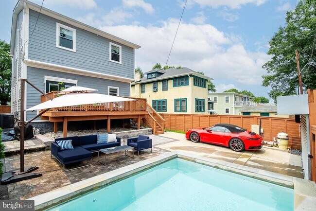 Building Photo - 5 Bed/3.5 Bath Remodeled Craftsman