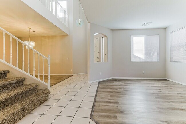 Building Photo - 514 W Redwood Dr