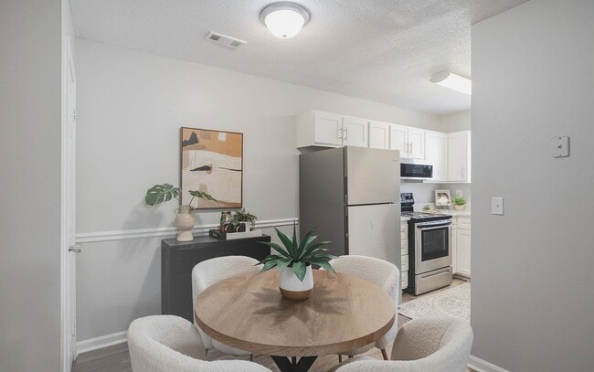 Un espacio de comedor acogedor ideal para comidas diarias y reuniones informales. - The Alden Townes