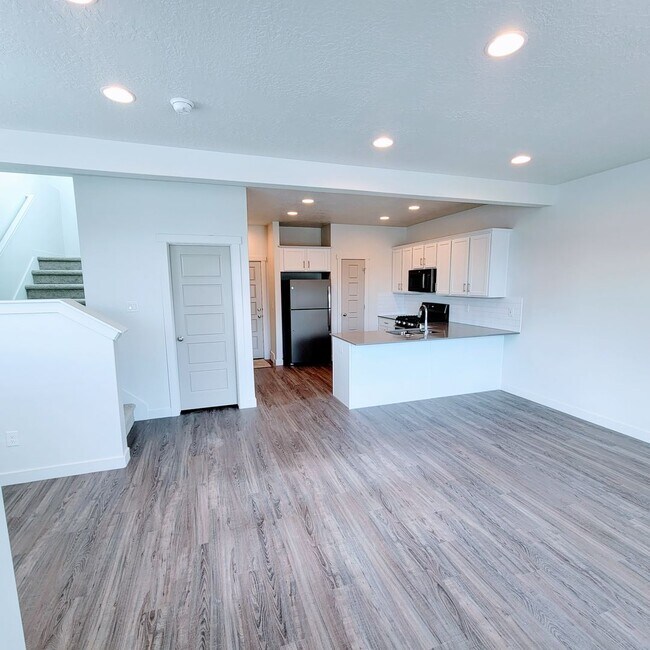 Building Photo - Gorgeous Townhome!!!
