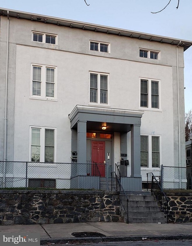 Primary Photo - 705 E 6th St