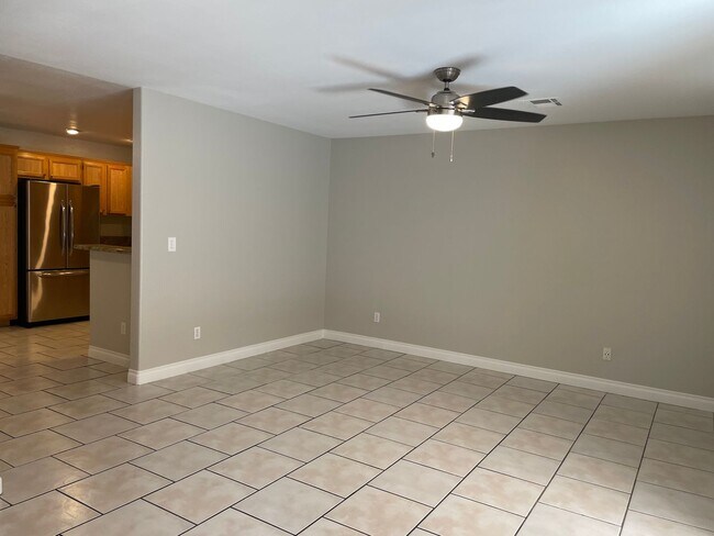 Building Photo - Town Home 3br, 3bath, 2cg.