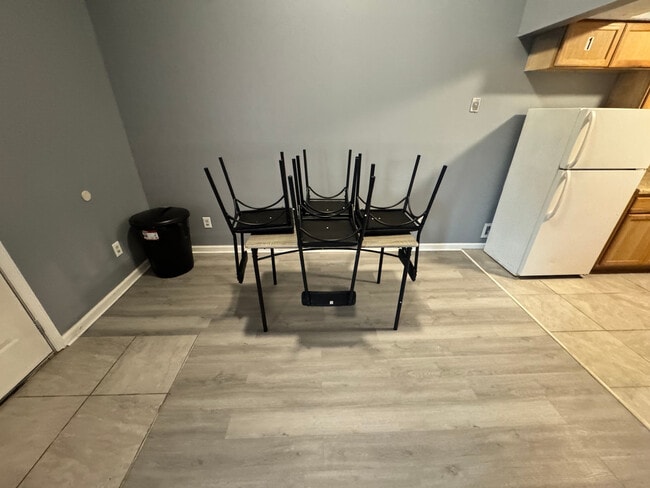 Building Photo - Room in Apartment on River Park Dr