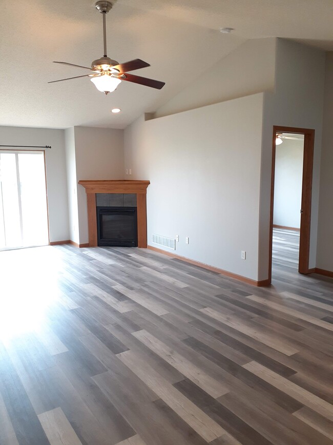 Building Photo - 1877 Goose Lake Cir