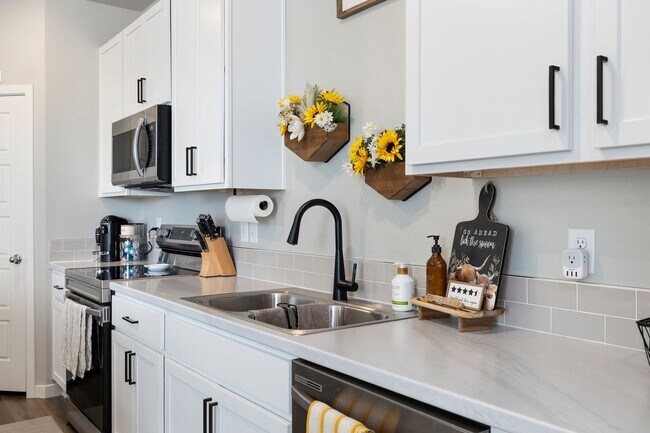 Foto del edificio - Beautiful 3-Bedroom Townhome with Park Vie...