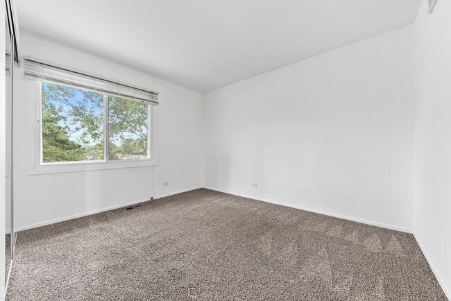 Building Photo - Modern 3-Bed Townhome in Hoffman Estates –...