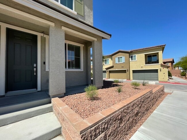 Building Photo - GATED 3 BED 3 BATH 2 CAR GARAGE TOWNHOUSE w/ LOFT + ROOM DOWNSTAIRS & COMMUNITY POOL IN HENDERSON