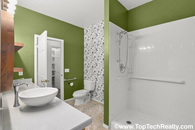 Building Photo - Charming 3 BD* 2 BA Townhome Located In Hi...