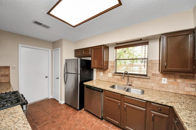 Building Photo - 2102 Rolling Glen Dr