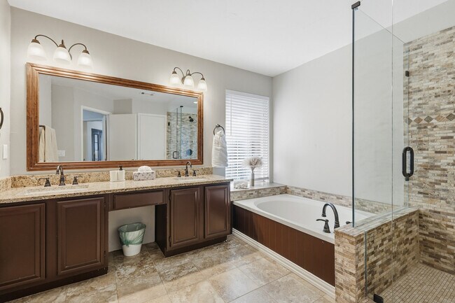 Foto del edificio - 9817 Preston Vineyard Dr