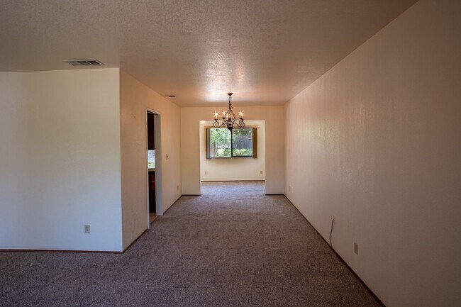 Building Photo - Spacious 4BR/2BA Family Home Near Top Schools