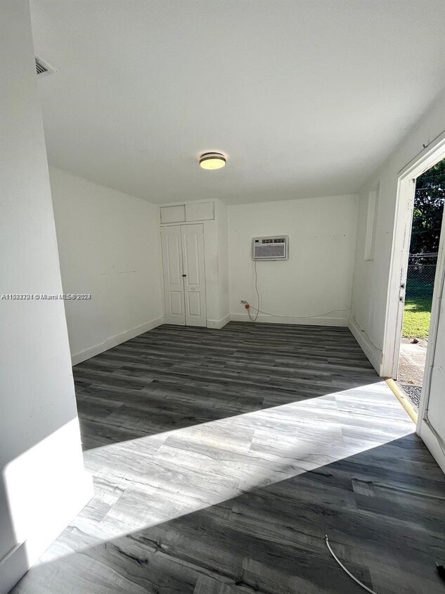 Foto del edificio - 1648 NE 172nd St