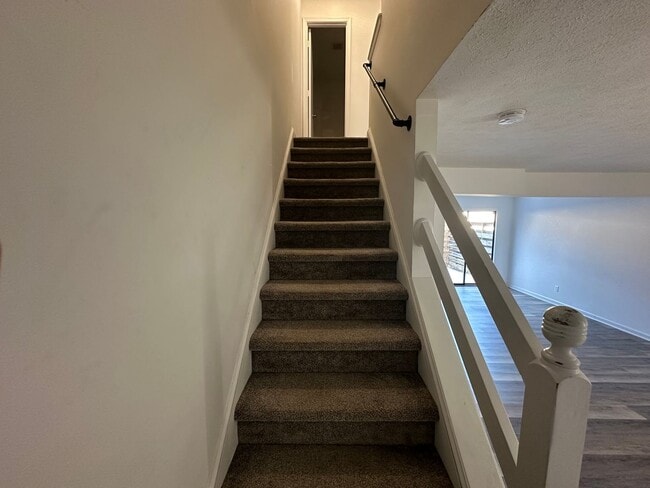 Building Photo - Country Place Townhomes - Off Lakeside Drive