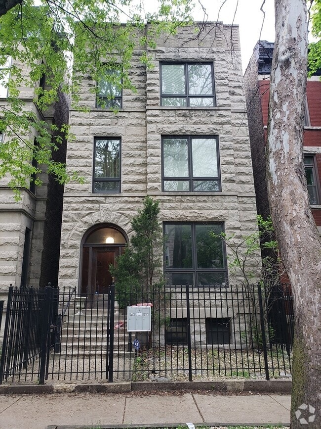 Building Photo - 902 W Newport Ave