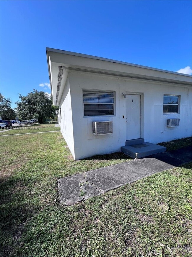 Foto del edificio - 1995 NE 167th St