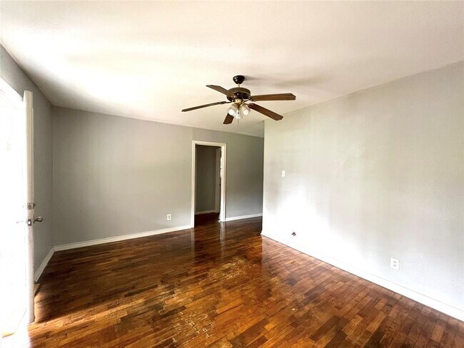 Building Photo - 406 Omega St