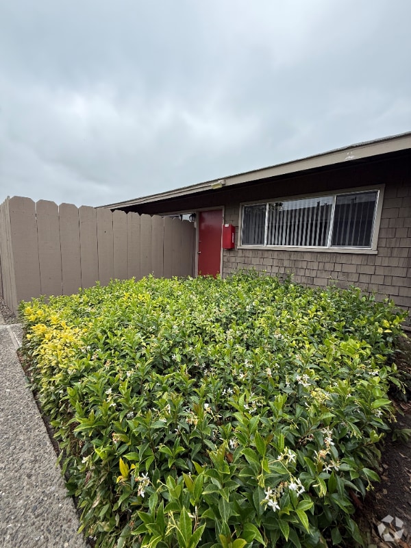 Building Photo - 1330 Byron Dr