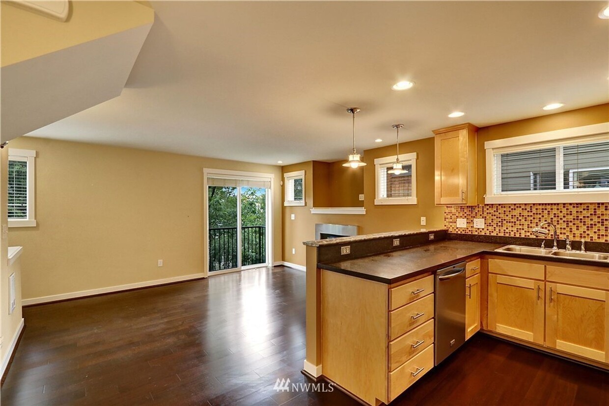 Foto principal - 2 Bed 2.5 Bath Lake City Townhome!