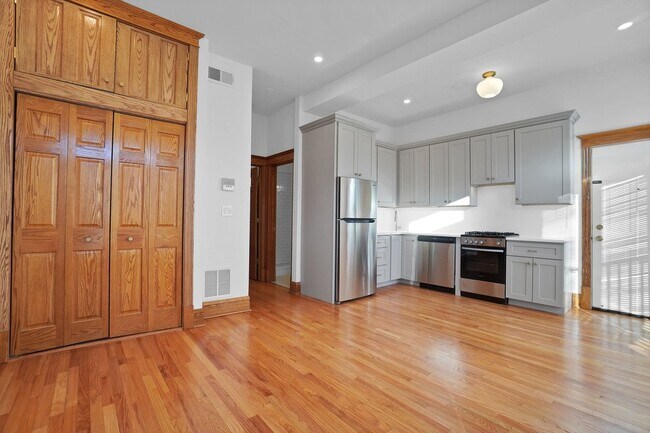 Building Photo - 713 W Wrightwood Ave