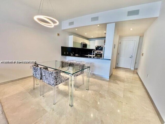 Foto del edificio - 17121 Collins Ave