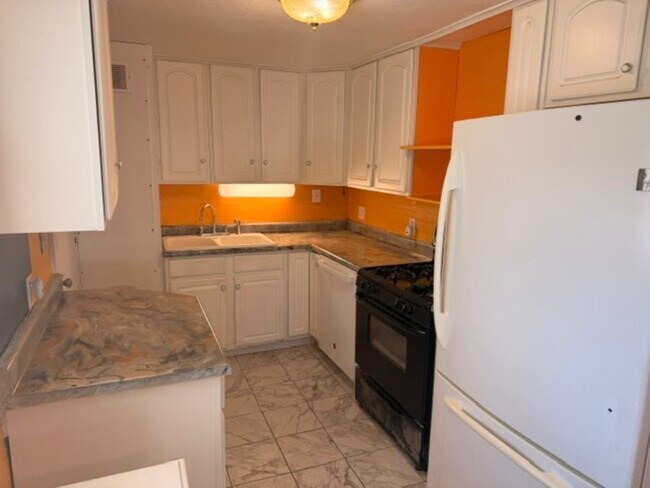 Building Photo - 2635 Desmet Dr