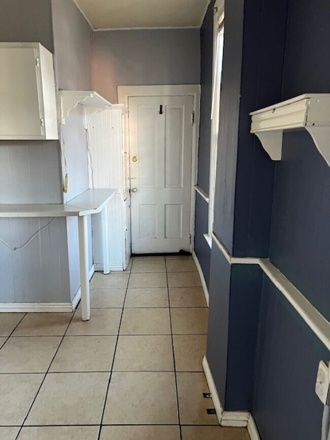 Building Photo - 2 Bedroom Apartment on Main Level in Victo...