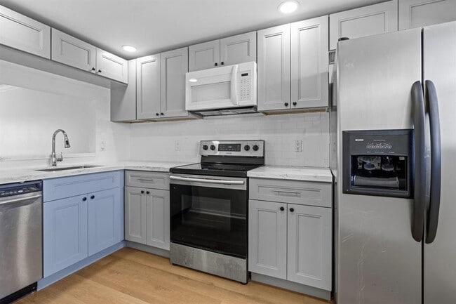 Building Photo - 6075 N Sabal Palm Blvd