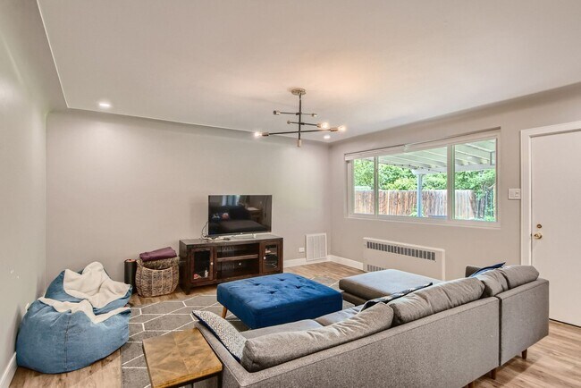 Foto del edificio - Evolve Real Estate: Meticulously Maintained 3 Bed RANCH Home with Deck and Large Backyard Availab...