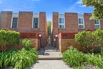 Building Photo - 1615 W Greenleaf Ave