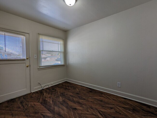 Foto del edificio - Great 1 bed/1 bath apartment with solid su...