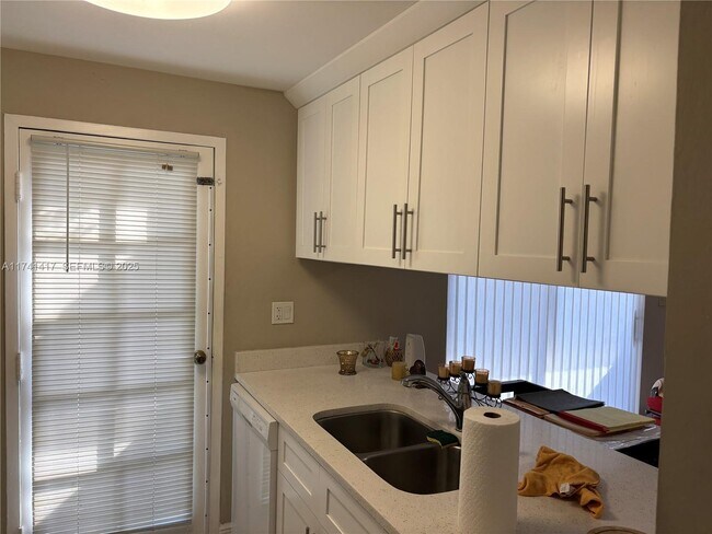 Foto del edificio - 10806 N Kendall Dr