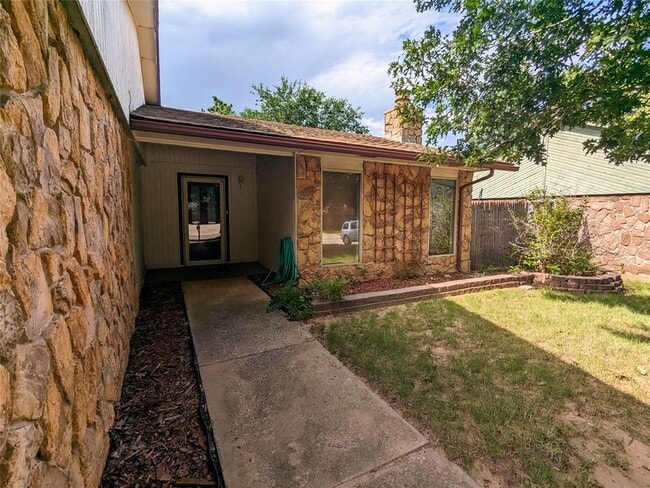 Building Photo - 2116 Oakvista Cir