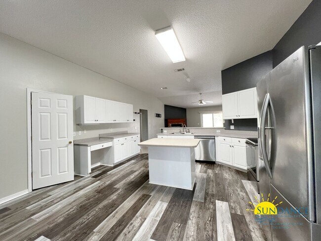 Foto del edificio - Energy-Efficient 4-Bedroom Home with Pool ...