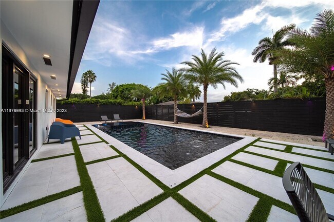 Building Photo - 15510 NW 2nd Ct