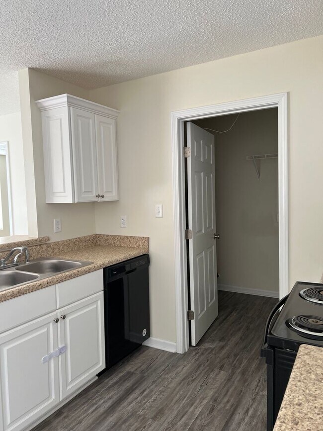 Foto del edificio - 122 Twelve Oaks Ct