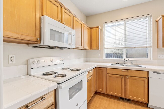 Building Photo - Autumn Meadows Home - 3 bd, 2.5 ba - 1,568...