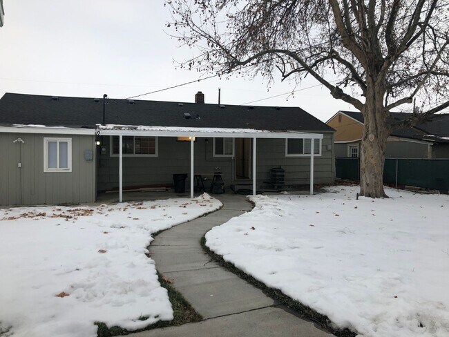 Foto del edificio - 2 Bedroom home with detached Office/Room.