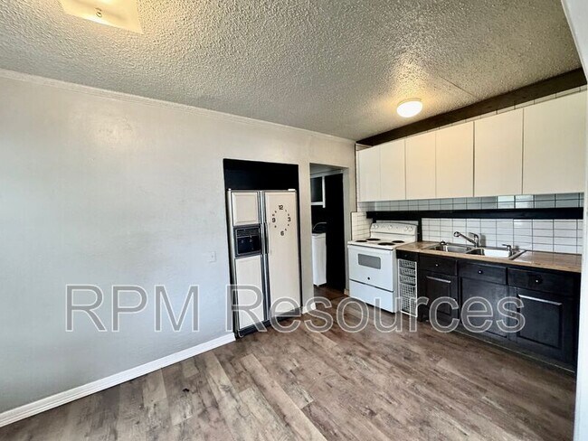 Foto del edificio - 2943 Pioneer Ave