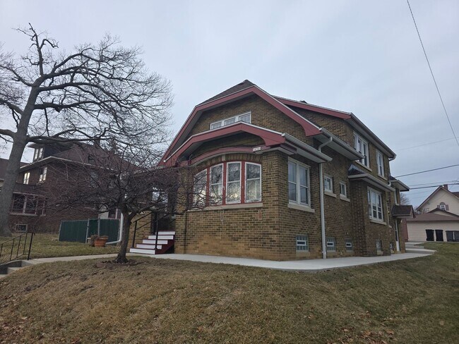 Foto del edificio - 3 bedroom Cudahy lower