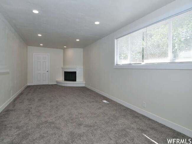 Foto del edificio - Remodeled 3 Bd 2 Bath Home with Garage