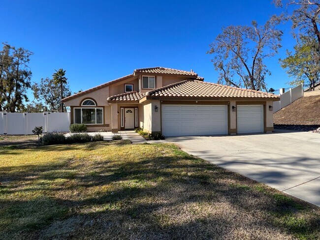 Foto del edificio - OUTSTANDING HILLTOP TWO STORY 4 BEDROOM 3 ...