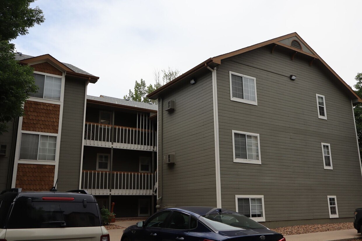 Foto principal - Spacious 2BR/2BA Condo Steps from Campus