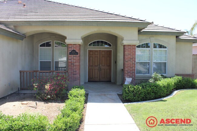 Foto del edificio - Spacious 4 Bed / 2 Bath Home with Pool & Fireplace in Northwest Bakersfield (93312)