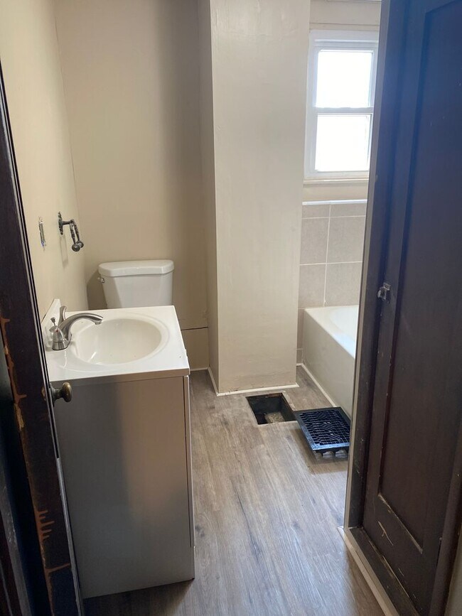 Building Photo - 4 Bedroom and 2 Bathroom located in Crawfo...
