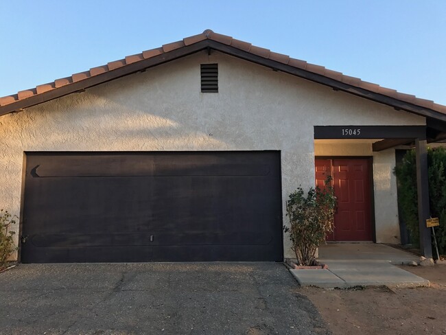 Building Photo - CUTE 3 BEDROOM, 2.5 BATH IN DESIRABLE NEIG...